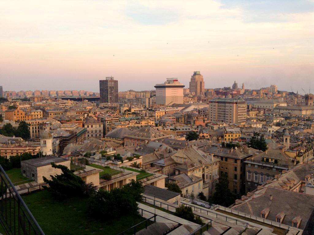 Appartamento In Centro Zona Fiera,Davanti Al Galliera ジェノヴァ エクステリア 写真